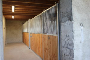 2 boxes pour chevaux dans une grange
