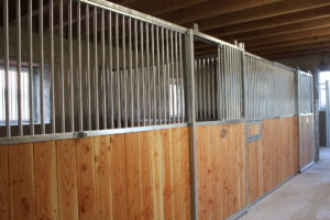2 boxes pour chevaux avec portes coulissantes dans une grange