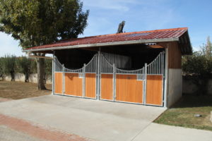 Boxes extérieurs pour chevaux en bois et bambou vus de côtés